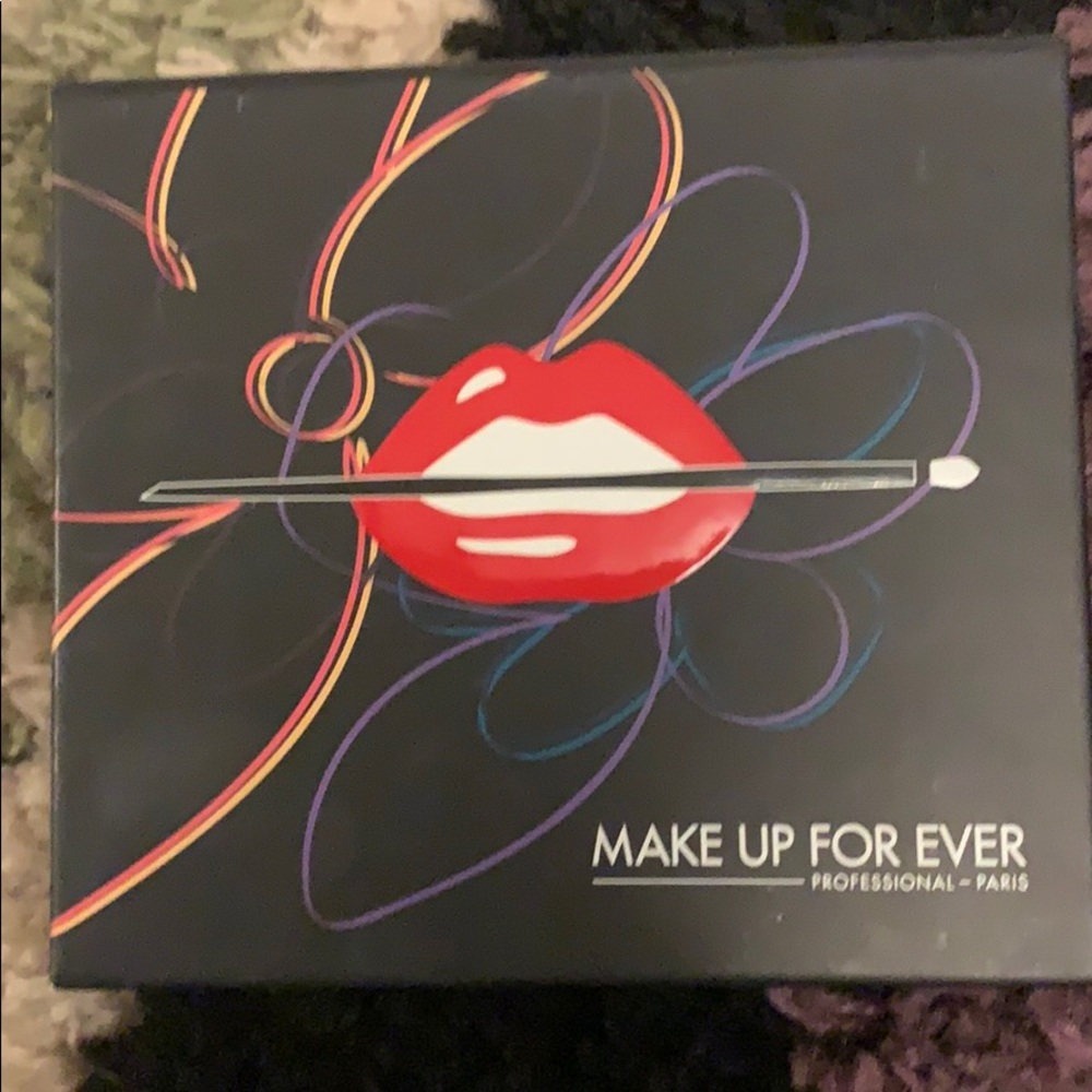 Like new Make Up Forever eyeshadow palette! - Picture 4 of 5